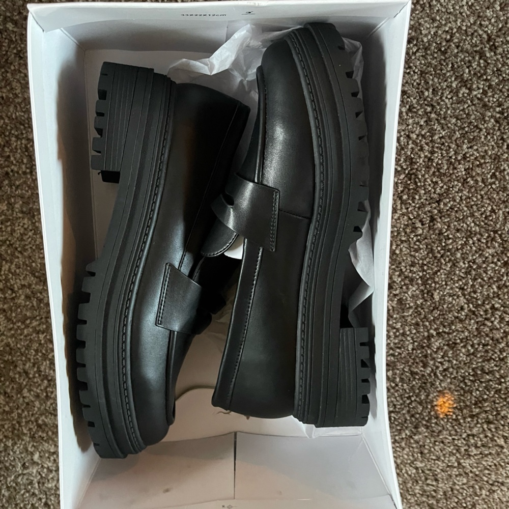 NEVER WORN PLATFORM LOAFERS  size 9 black
